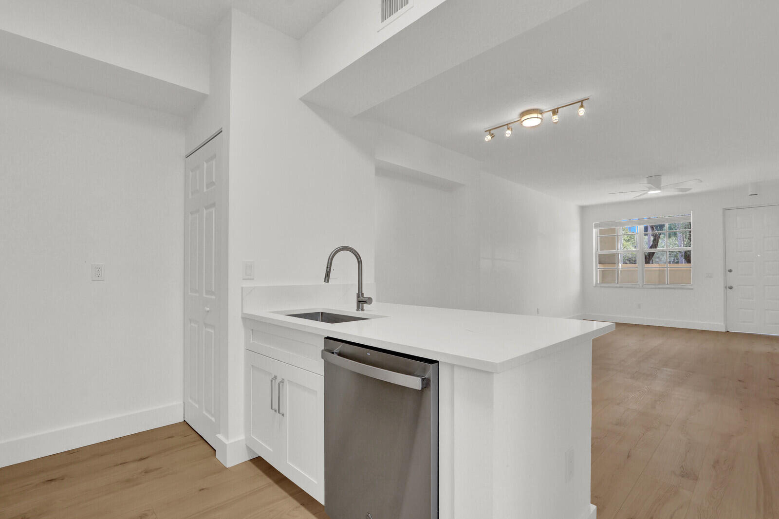 VILLAGE AT ABACOA CONDO - Residential Lease