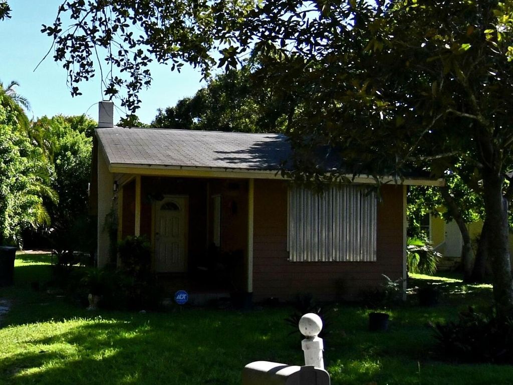 Photo of 812 Dayman Avenue, Fort Pierce, FL 34950 (MLS # R10952219)