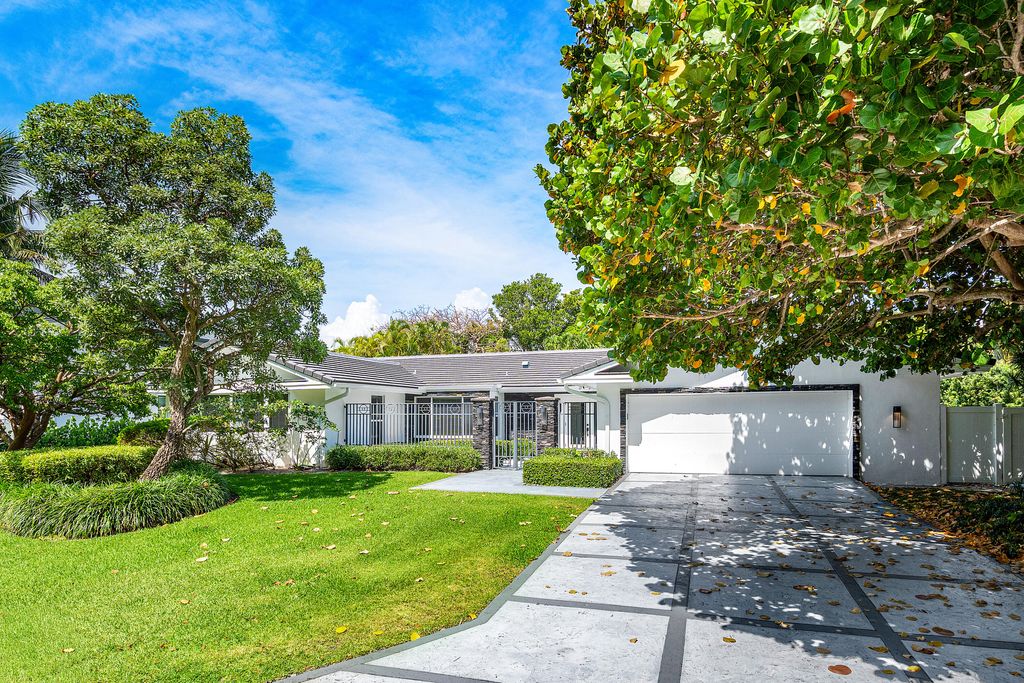 Photo of 2401 Banyan Road, Boca Raton, FL 33432 (MLS # B26028605)
