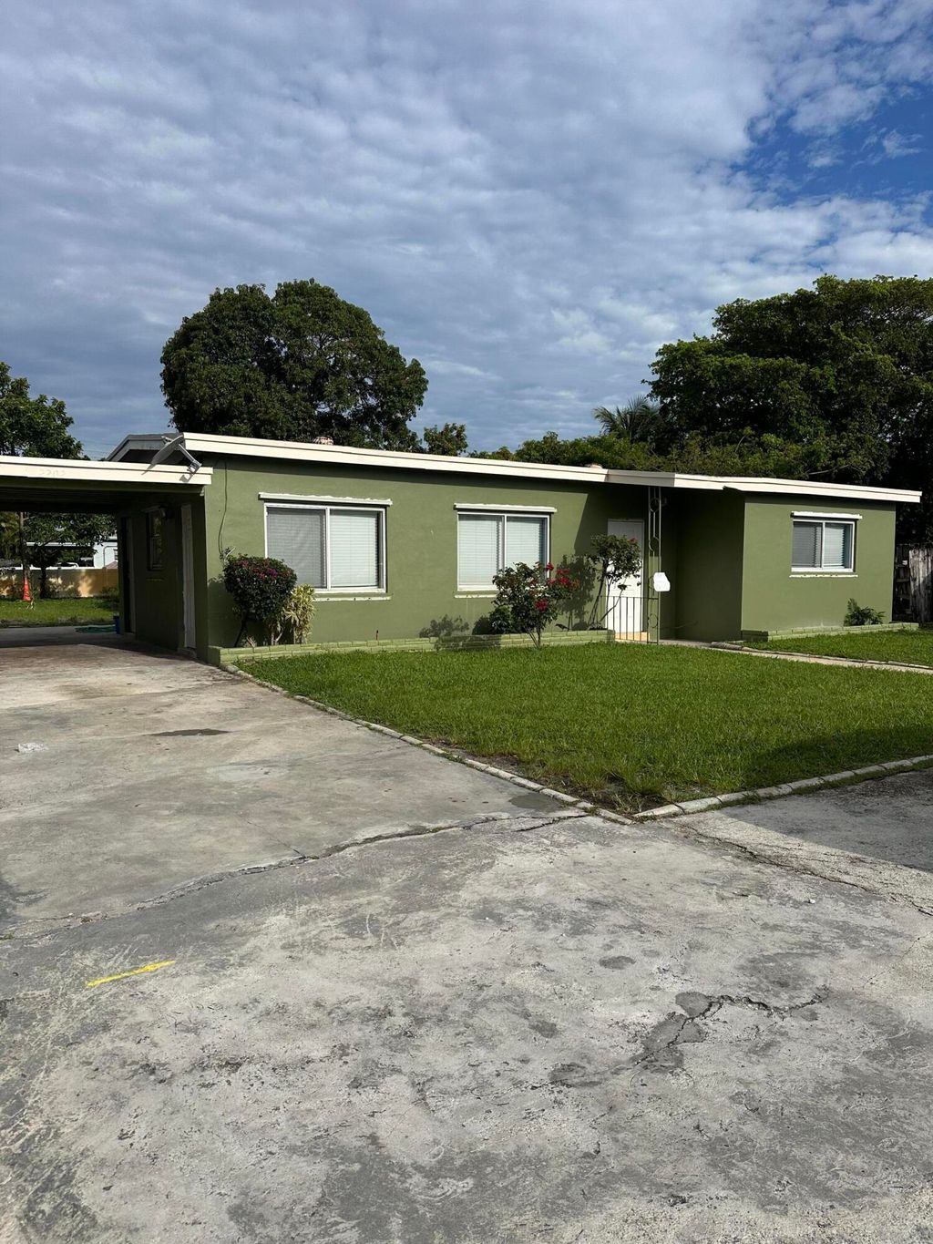 Photo of 2202 NE 3rd Street, Boynton Beach, FL 33435 (MLS # B26035170)