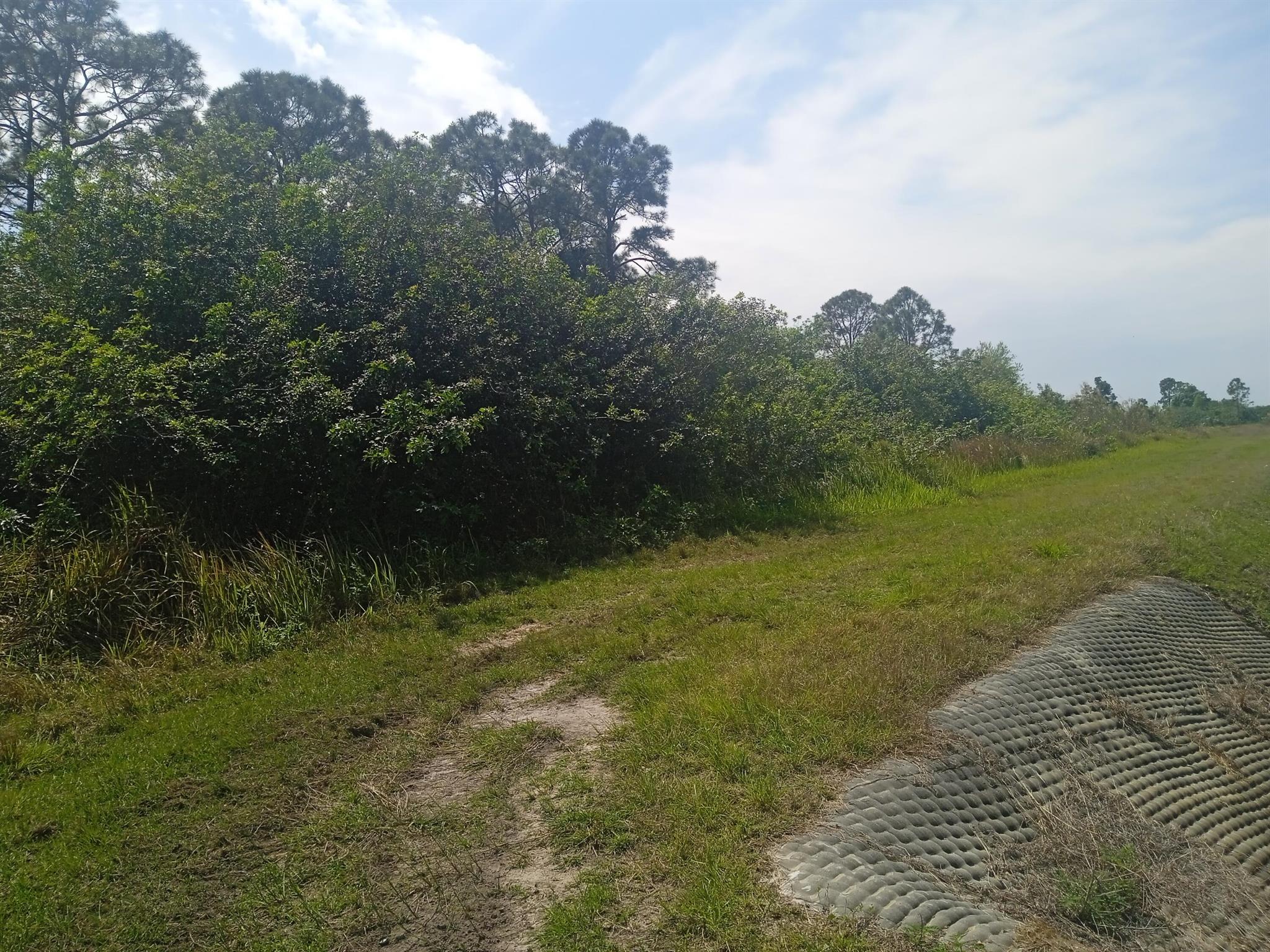 Beautiful Lot for you to build your dream home in Lehigh Acres