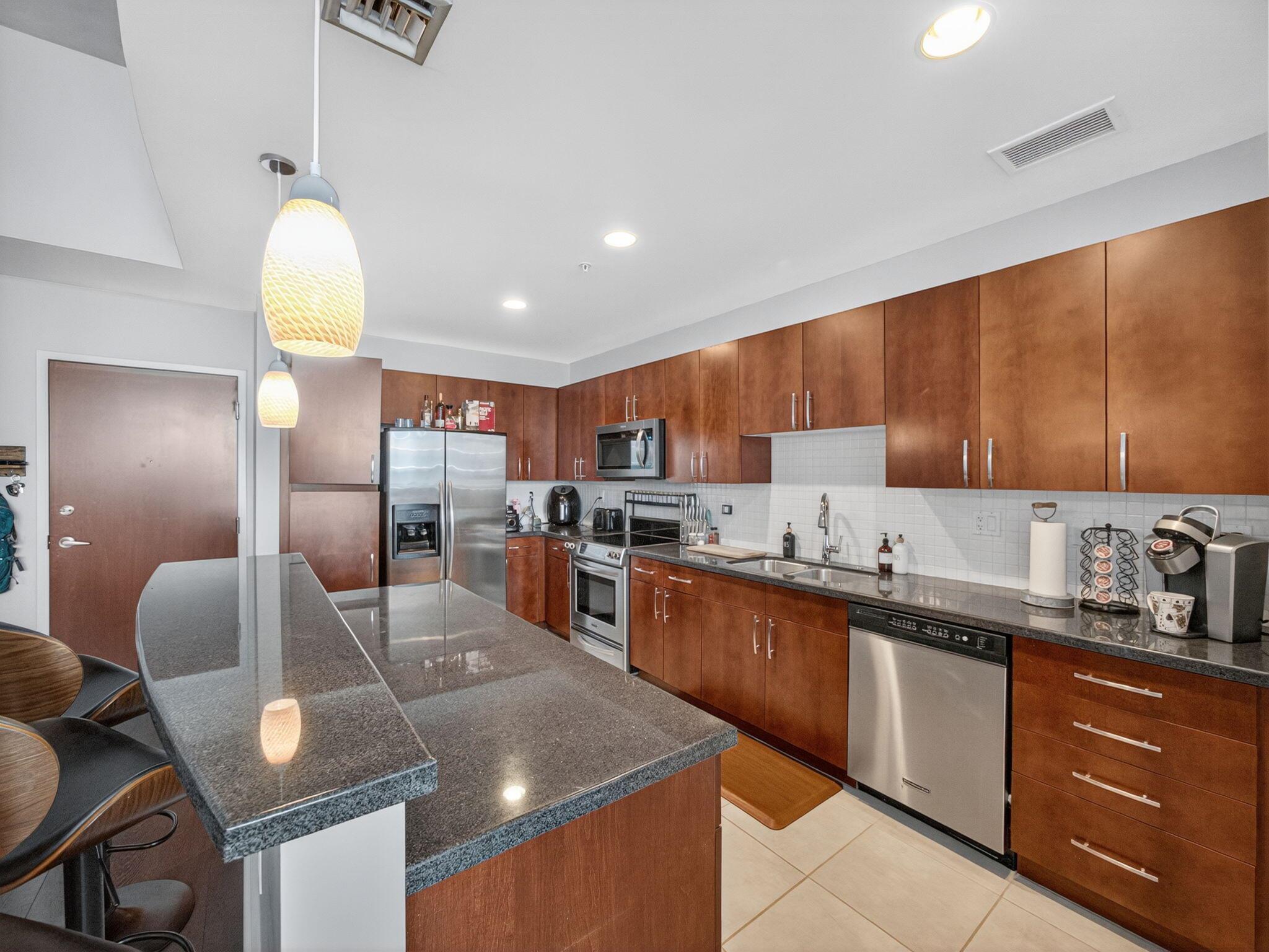 300 S Australian Avenue 1606, West Palm Beach, FL, 33401/$475,000 2 300 S Australian Avenue 1606