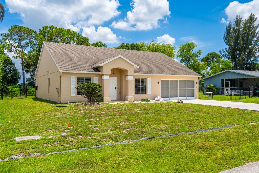 Photo of 516 SE Crosspoint Drive, Port Saint Lucie, FL 34983 (MLS # B26045038)