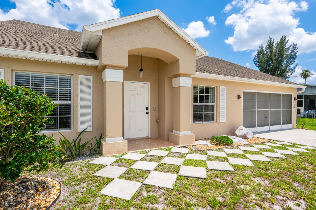 Photo of 516 SE Crosspoint Drive, Port Saint Lucie, FL 34983 (MLS # B26045038)