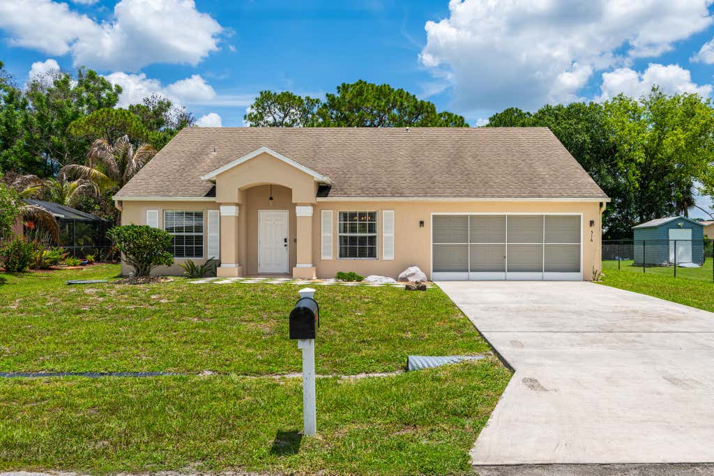 Photo of 516 SE Crosspoint Drive, Port Saint Lucie, FL 34983 (MLS # B26045038)