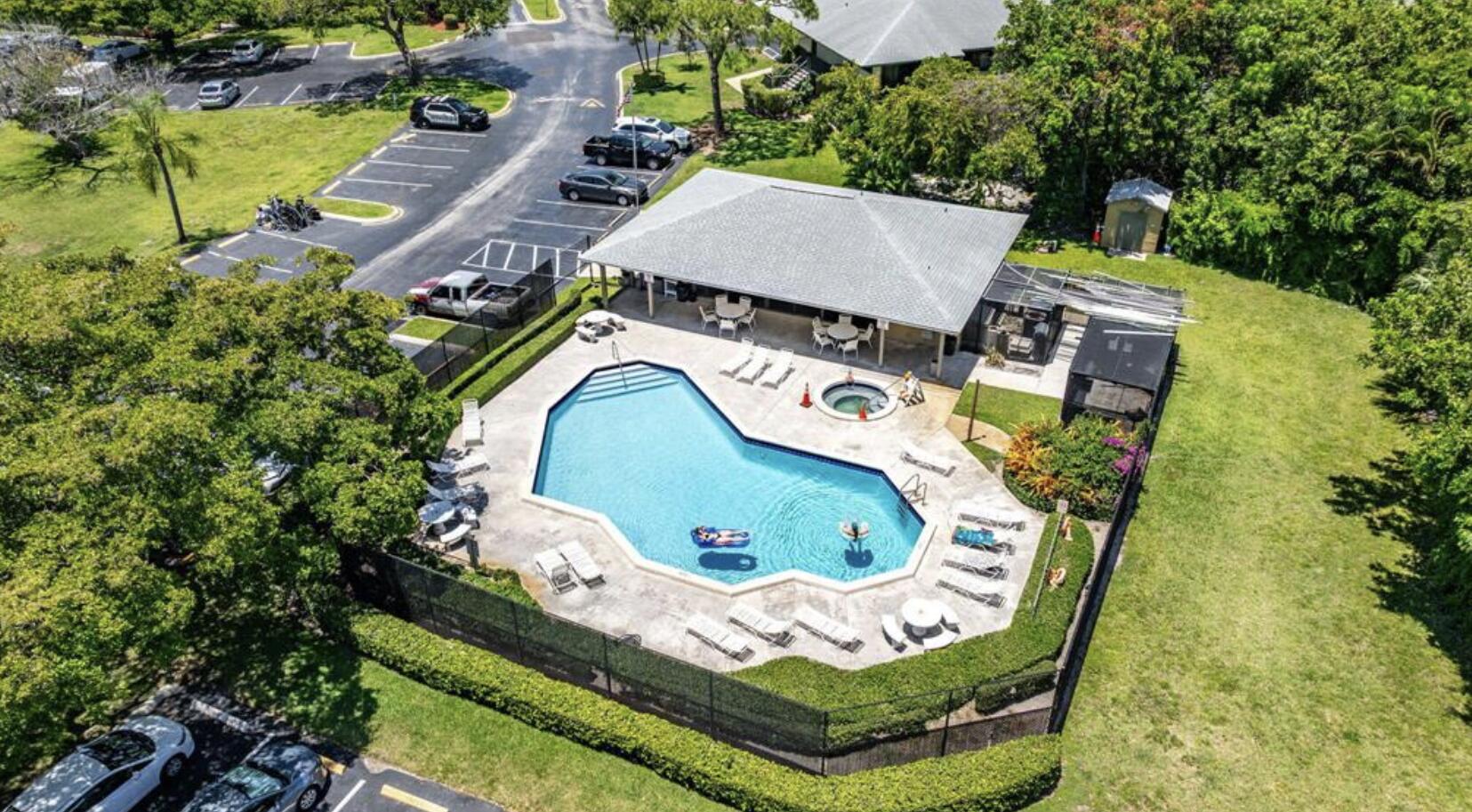 TIVOLI TRACE CONDO NO 7 - Residential