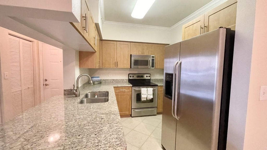 Photo of 6530 Emerald Dunes Drive, West Palm Beach, FL 33411 (MLS # B26086541)