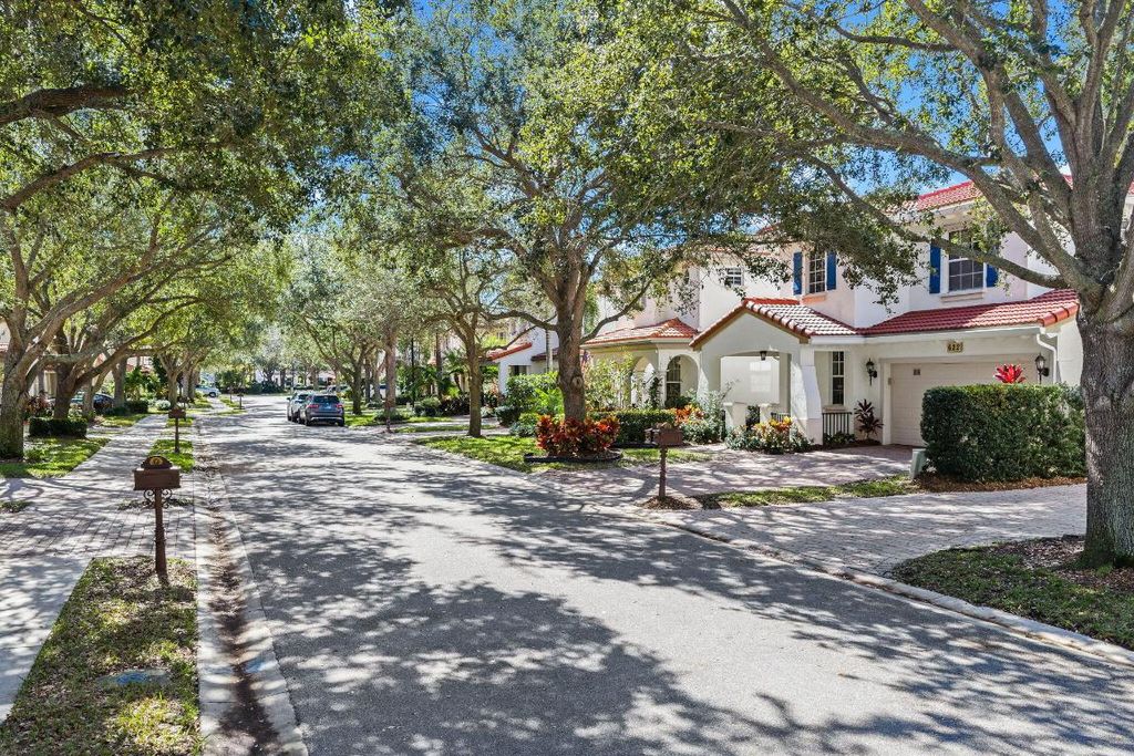 Photo of 622 Castle Drive, Palm Beach Gardens, FL 33410 (MLS # R11156775)