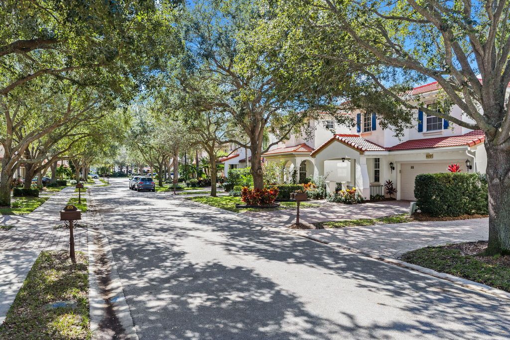 Photo of 622 Castle Drive, Palm Beach Gardens, FL 33410 (MLS # R11156775)