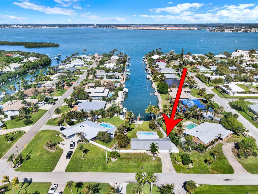 Photo of 1902 MIMOSA Avenue, Fort Pierce, FL 34949 (MLS # B26060653)