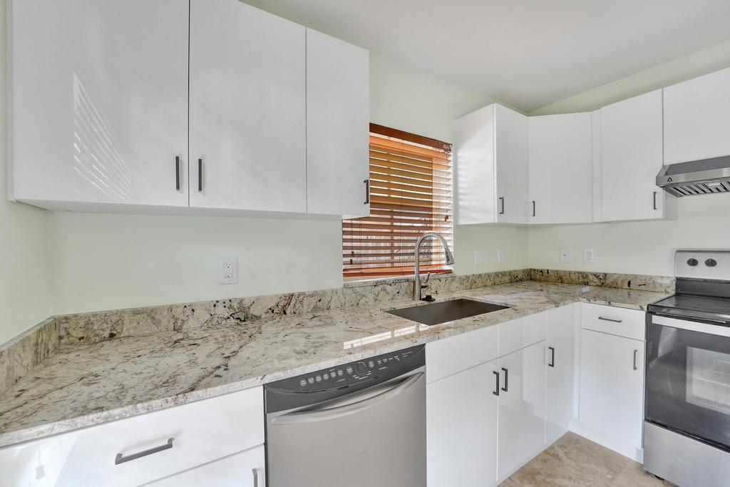 CORAL BAY REPLAT SECTION ONE - Residential Lease