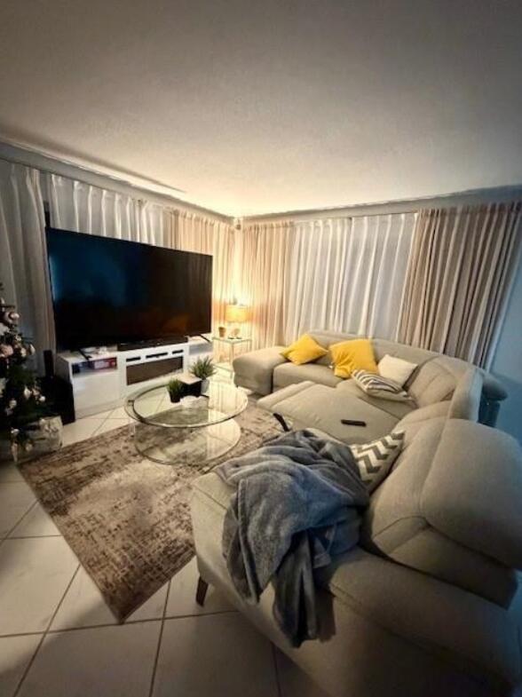 HILLSBORO WINDSOR CONDOMINIUM - Residential