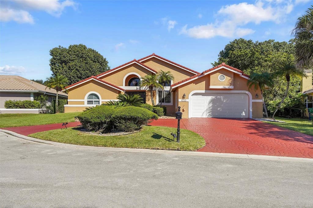 Photo of 2141 Oakmont Terrace, Coral Springs, FL 33071 (MLS # F10537529)