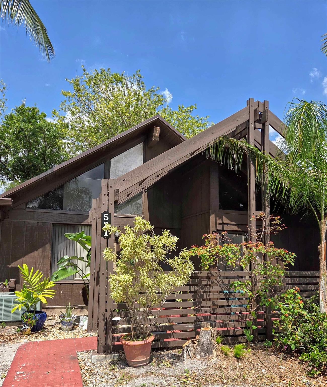 Spacious 2-Bedroom Villa in Prime Plantation Location
This villa features 2 bedrooms, 2 full bathrooms, and a versatile loft/office space. The primary suite includes a walk-in closet and direct access to a private backyard. Abundant natural light fills the home through large windows and skylights. Additional highlights include a 2019 roof, in-unit washer and dryer, and a private yard. Ideally situated next to the new Plantation Walk with dining, shopping, and fitness options, and just minutes from I-595, Westside Regional Medical Center, and Westfield Mall.