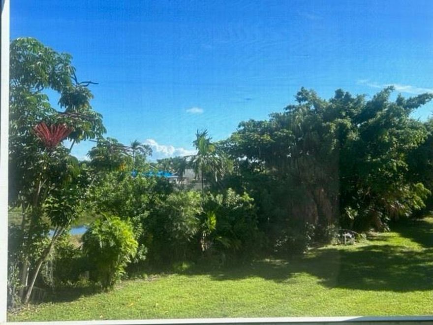 ***HANDYMAN SPECIAL!**ONE OF THE LOWEST PRICED 2 BEDROOM UNITS IN PHASE 3 SUNRISE LAKES. UNIT IN ORGINAL CONDITION. MAKE OFFER!**MAKE IT YOUR OWN. ADULT COMMUNITY 55 PLUS. CORNER UNIT OVER LOOKS GREEN AREA AND WATER. NICE VIEW. SPACIOUS ROOMS.