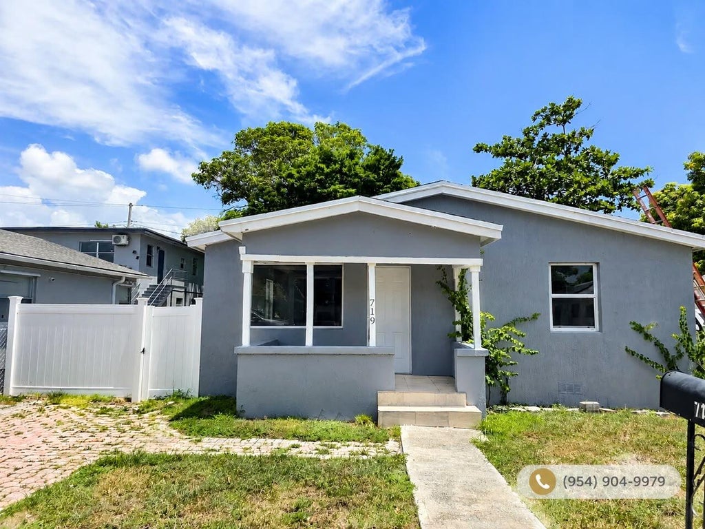 Photo of 720 LOCUST Street, West Palm Beach, FL 33405 (MLS # B26080910)