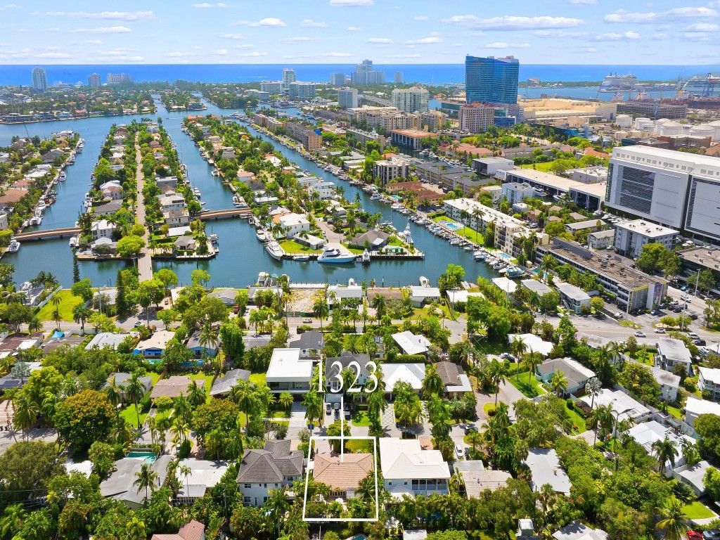 Photo of 1323 SE 13th Terrace, Fort Lauderdale, FL 33316 (MLS # F10531445)