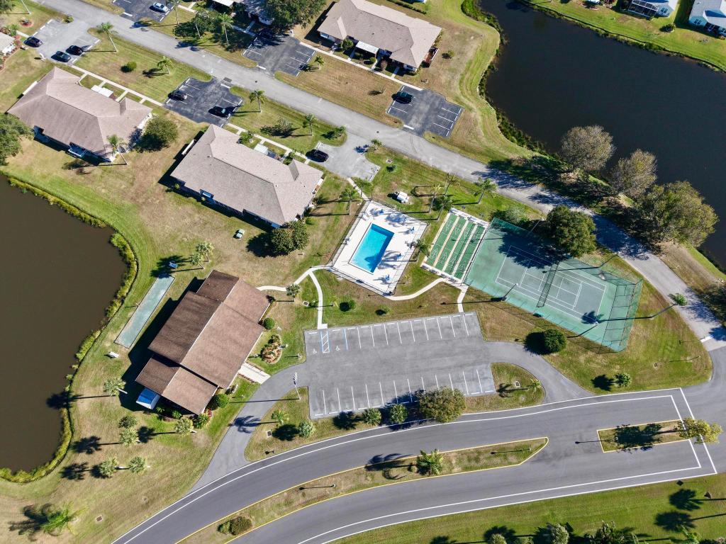 THE GROVE CONDOMINIUM SECTION 1 - Residential