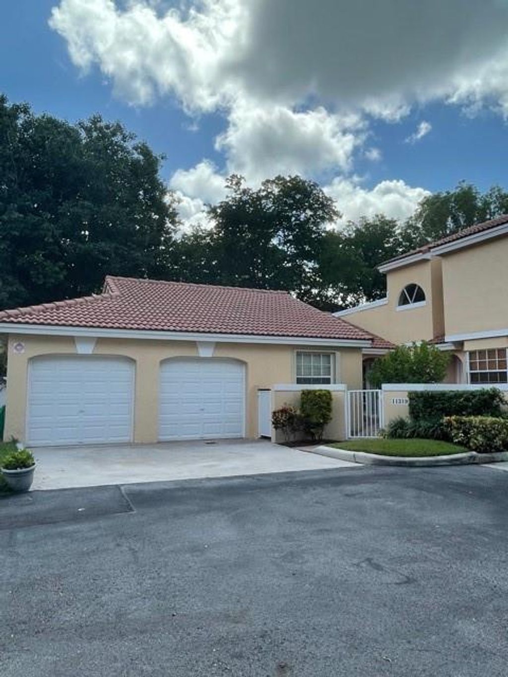 Photo of 11319 Lakeview Dr #1N, Coral Springs, FL 33071 (MLS # F10299630)