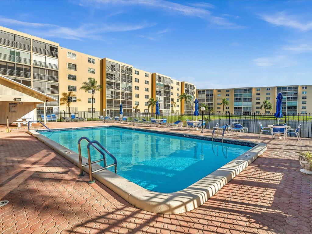 MEADOWBROOK LAKES VIEW CONDO - Residential