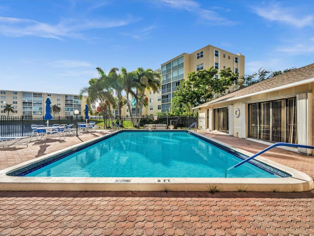 MEADOWBROOK LAKES VIEW CONDO - Residential