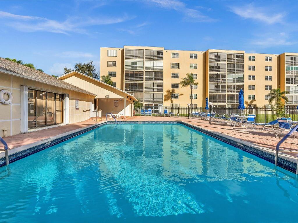 MEADOWBROOK LAKES VIEW CONDO - Residential