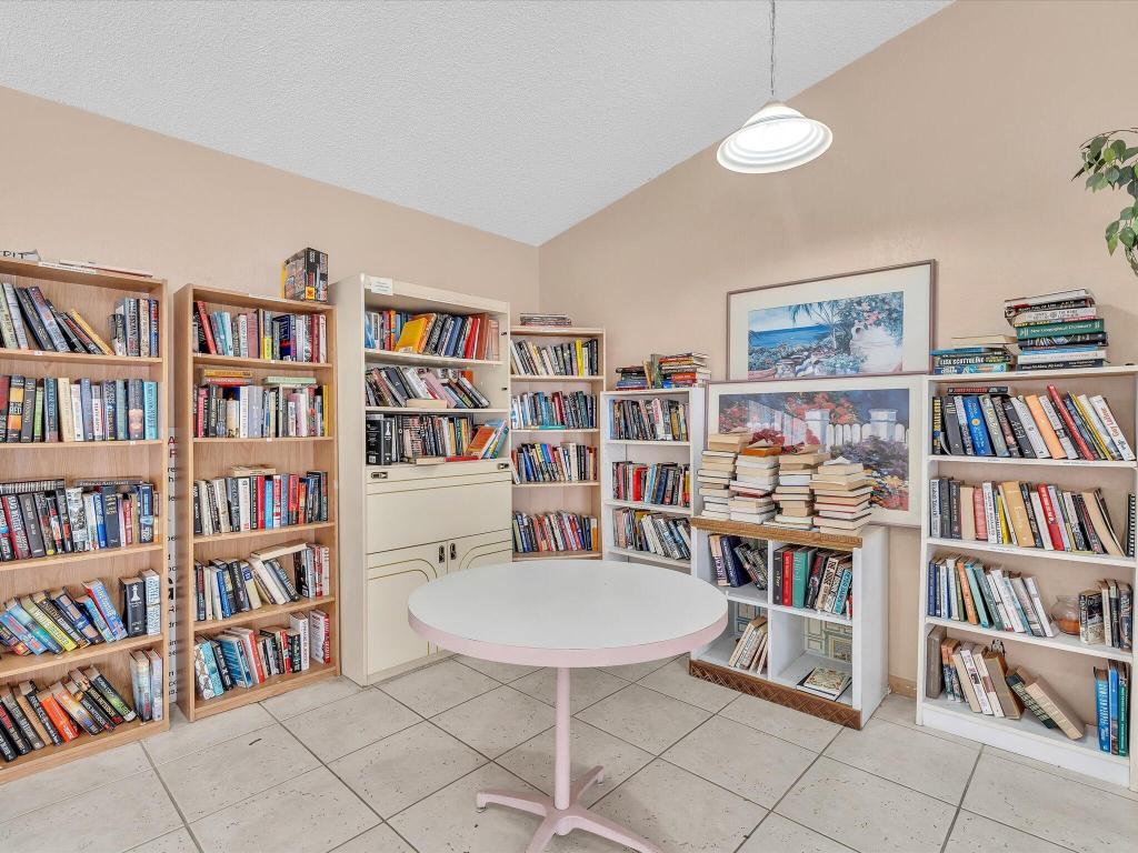 MEADOWBROOK LAKES VIEW CONDO - Residential