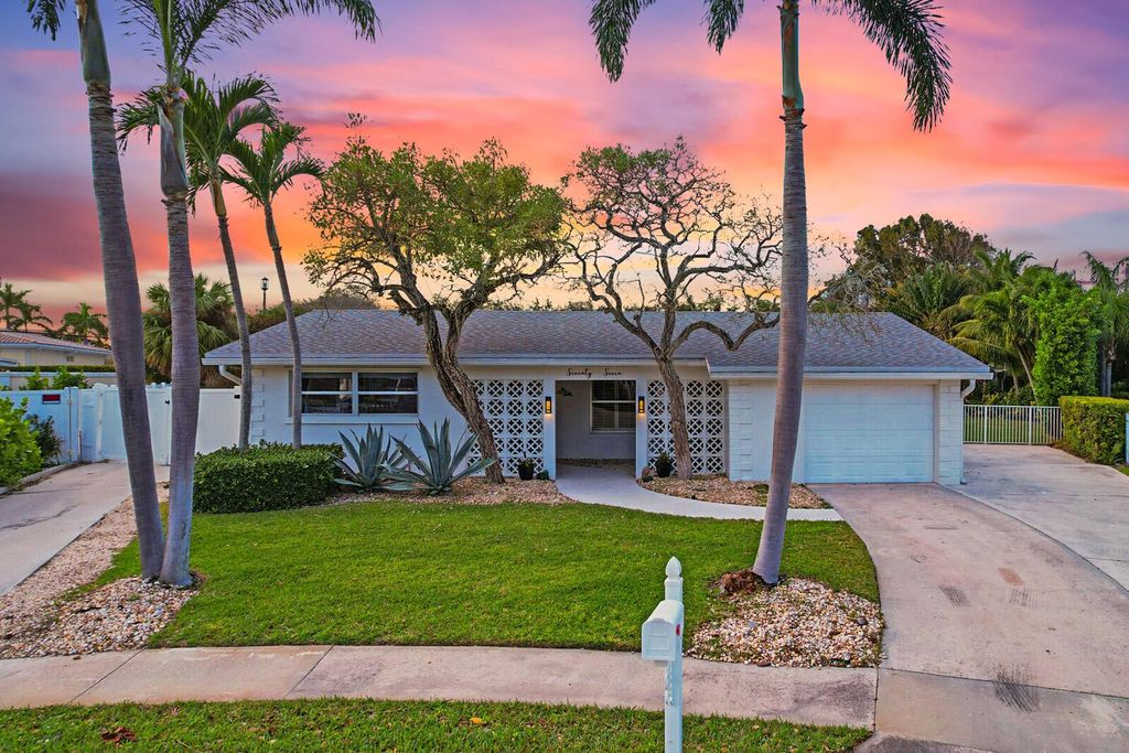 Photo of 77 Holly Circle, Tequesta, FL 33469 (MLS # R10949661)