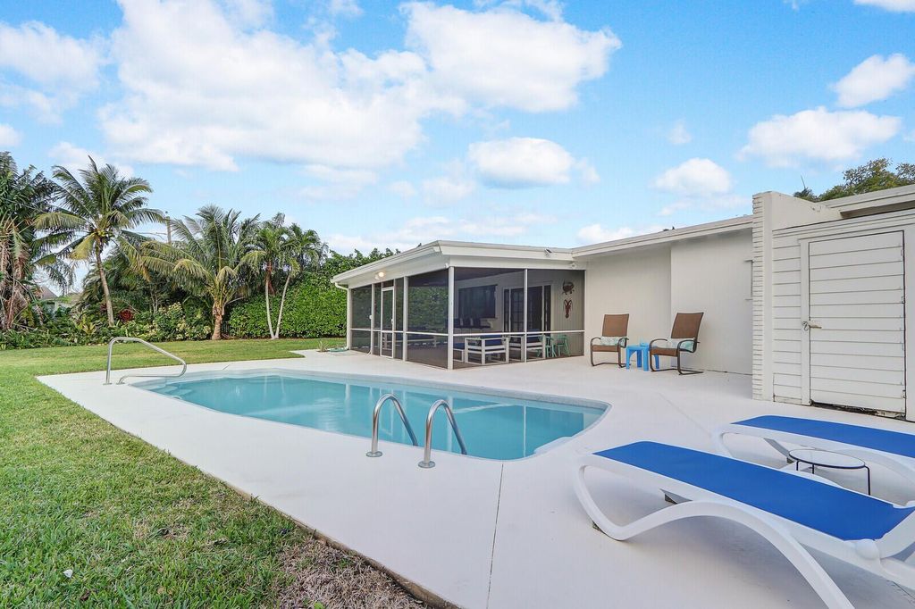 Photo of 77 Holly Circle, Tequesta, FL 33469 (MLS # R10949661)