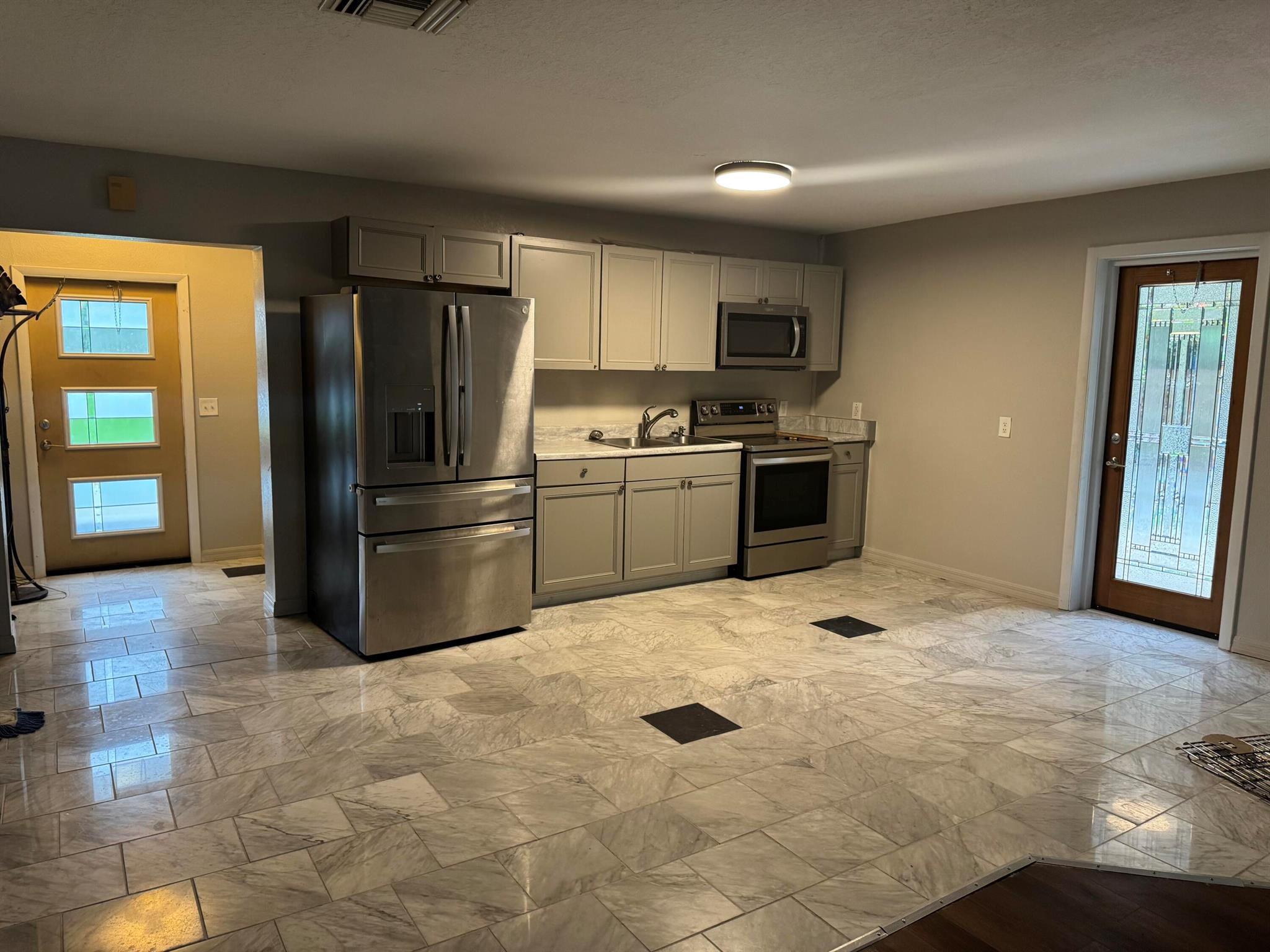 Fully upgraded and nice layout home available in North Palm Beach. This is a 4 bedrooms and 2 bathrooms, stainless steel appliances, modern kitchen and tile/vinyl flooring. Enjoy the outdoor patio space and LARGE yard; close proximity to major highways, supermarkets and the beach.