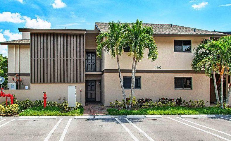 This beautifully furnished with a modern layout 3/2 property makes a perfect seasonal rental. Centrally located in the heart of the desirable Wellington area, near shopping, parks, green markets, polo and equestrian events and much more. It wont last.