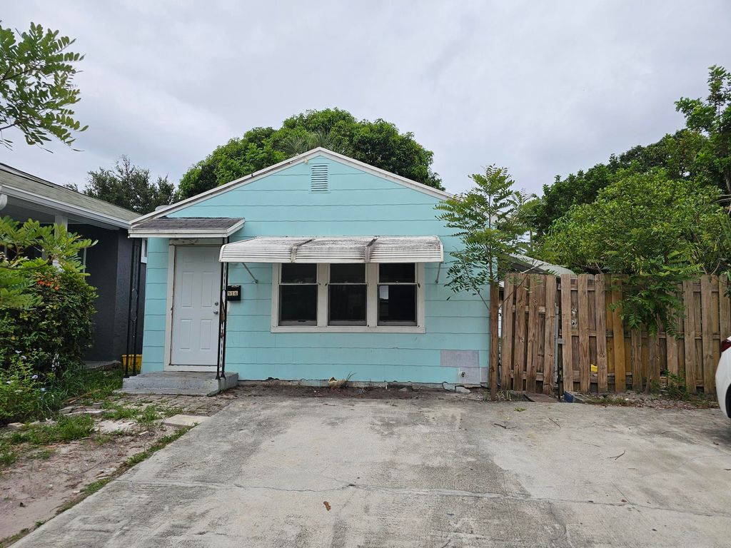 Photo of 516 N C Street, Lake Worth Beach, FL 33460 (MLS # R10996598)