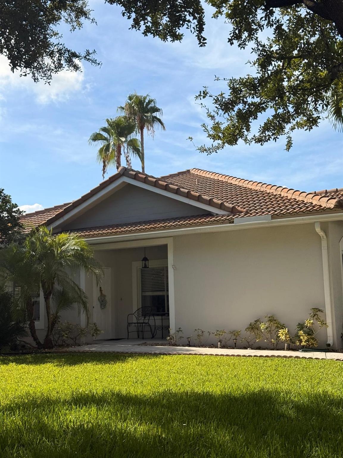 Beautiful Villa in The Waterways. Spacious Kitchen Featuring Granite Countertops, Breakfast Bar, Custom Backsplash, and Stainless Steel Appliances. Suite Features Walk-In Closet, Dual Sinks, Quartz Countertops, 3 bedrooms corner house, modern style, one car garage, gym, two swimming pools, club house.
cable internet,( included)