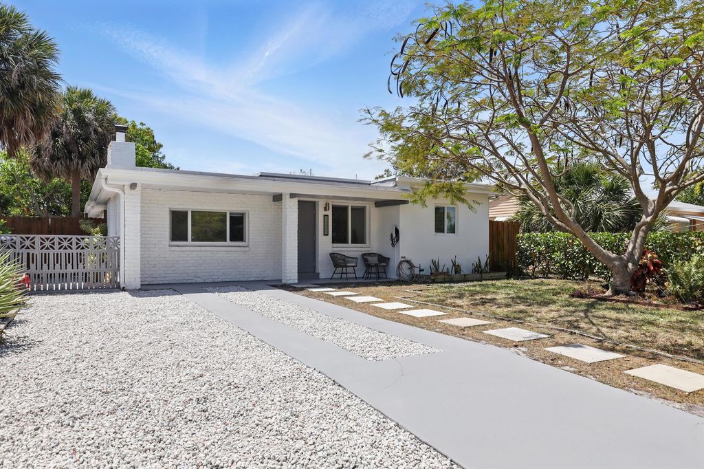 Photo of 1225 15th Avenue N, Lake Worth Beach, FL 33460 (MLS # R11091276)