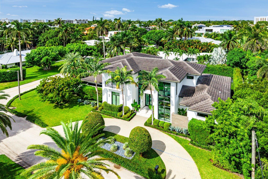 Photo of 800 Seagate Drive, Delray Beach, FL 33483 (MLS # B26079034)