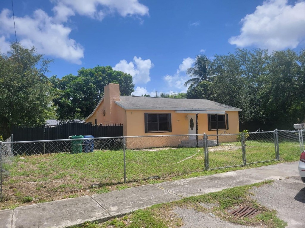 AIRLINE ESTATES - Residential Lease