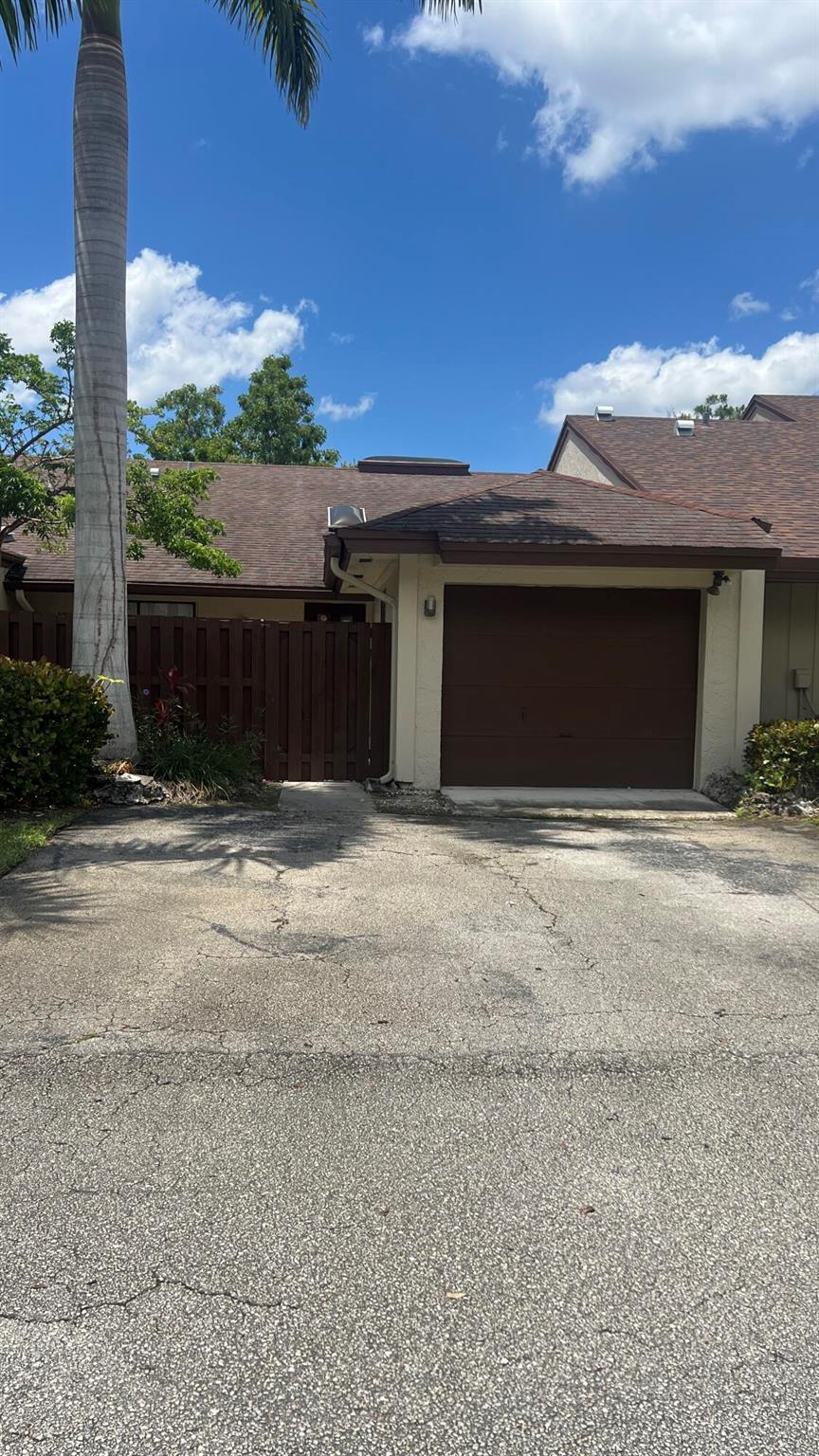 Beautiful villa, 2 bedrooms, 2 bathrooms, 2 car garage, front fenced patio. Nice open floor plan.Easy and fast approval!