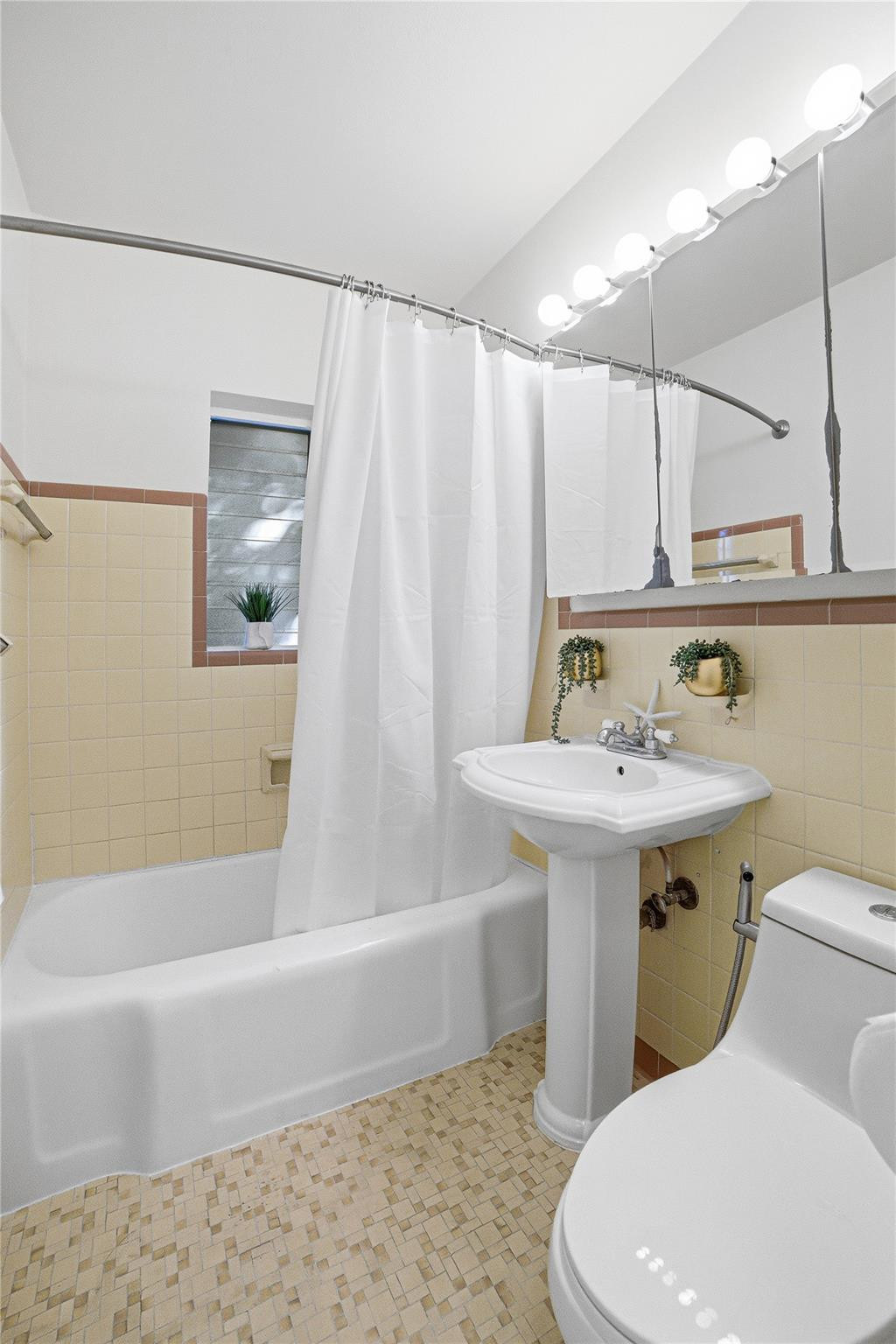 Lauder-Gate 26-48 B - Residential Income