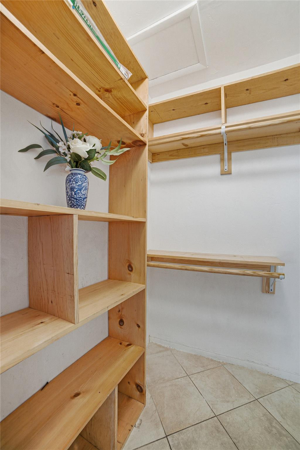 Lauder-Gate 26-48 B - Residential Income