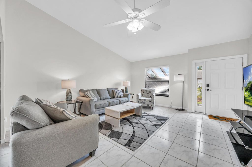 Photo of 130 Sherwood Cir #14d, Jupiter, FL 33458 (MLS # R11088120)