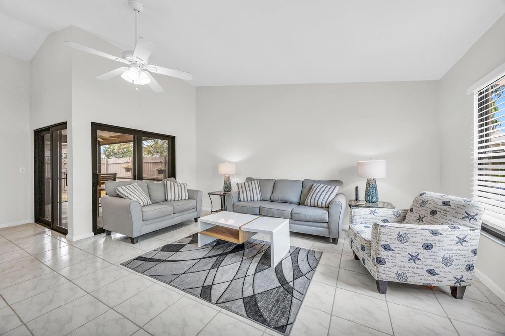 Photo of 130 Sherwood Cir #14d, Jupiter, FL 33458 (MLS # R11088120)