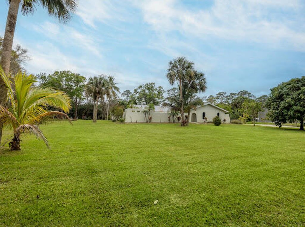 Photo of 10046 175th Road N, Jupiter, FL 33458 (MLS # R10953896)