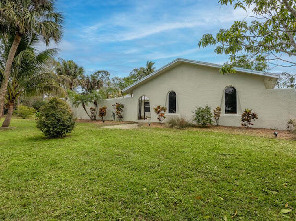 Photo of 10046 175th Road N, Jupiter, FL 33458 (MLS # R10953896)