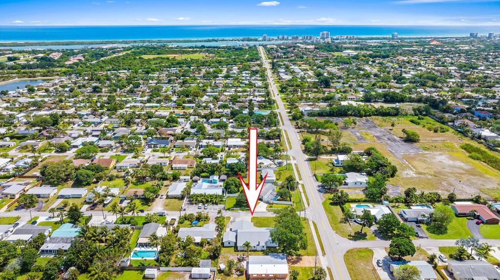 Photo of 19182 SE Hillcrest Drive, Jupiter, FL 33469 (MLS # R10969720)