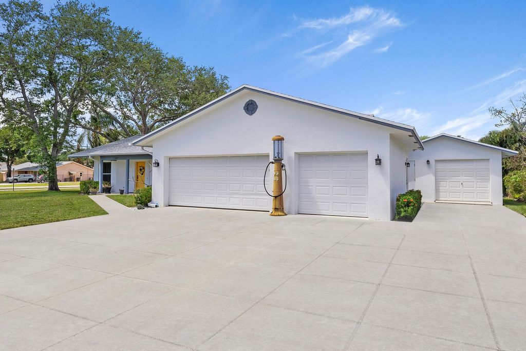 Photo of 19182 SE Hillcrest Drive, Jupiter, FL 33469 (MLS # R10969720)