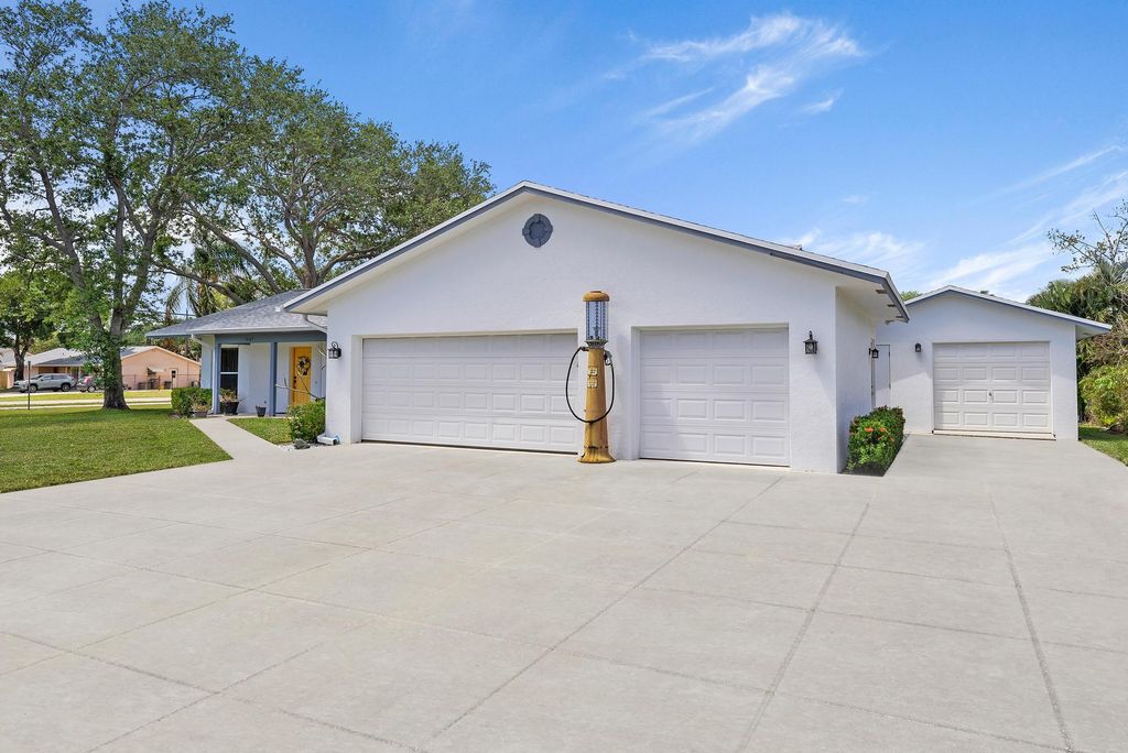 Photo of 19182 SE Hillcrest Drive, Jupiter, FL 33469 (MLS # R10969720)