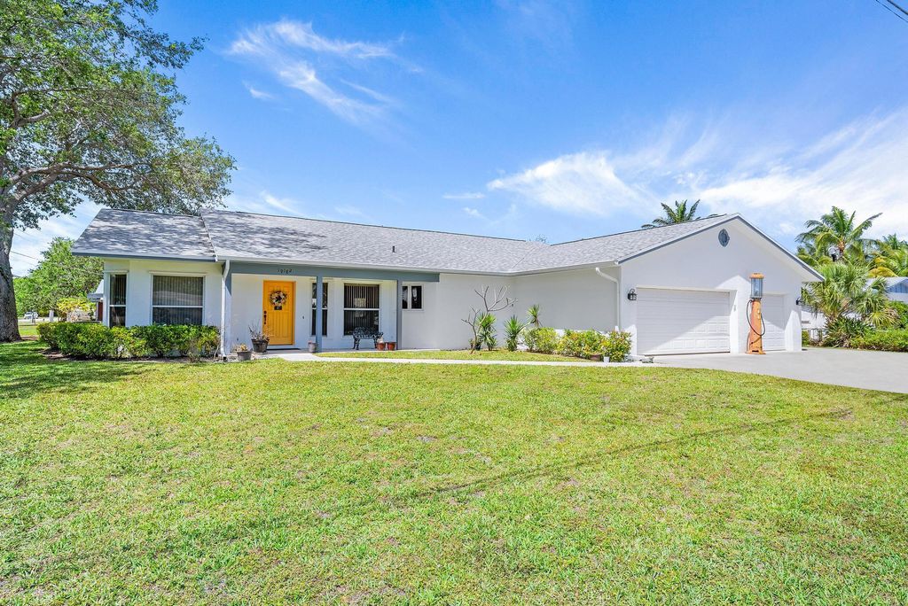Photo of 19182 SE Hillcrest Drive, Jupiter, FL 33469 (MLS # R10969720)