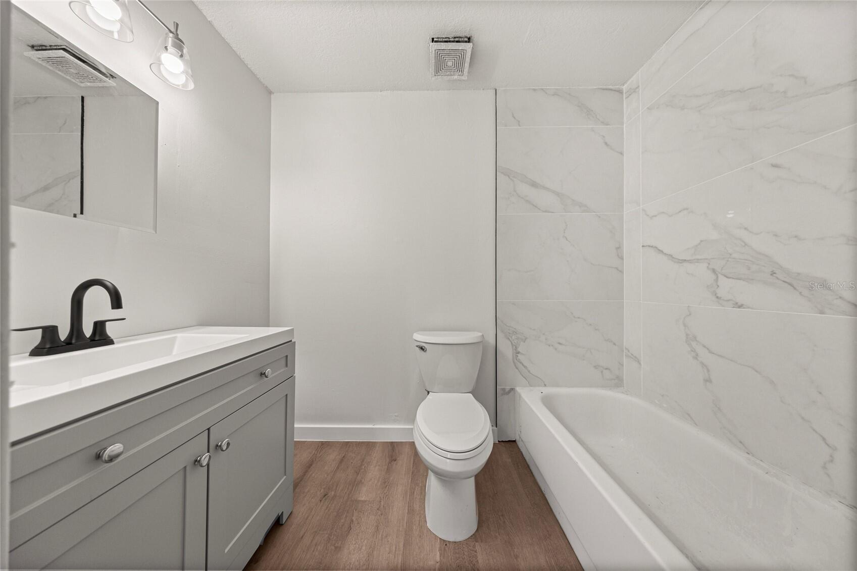 WHISPERING SANDS UN 01 - Residential Lease