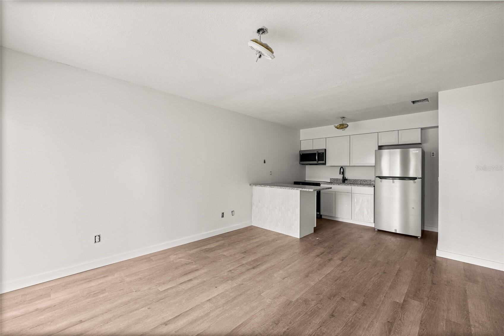 WHISPERING SANDS UN 01 - Residential Lease