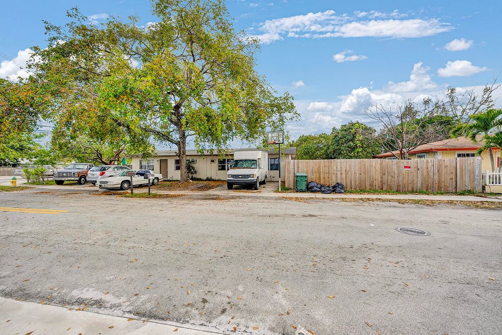 Photo of 2100 NW 27th Street, Oakland Park, FL 33311 (MLS # B26000127)